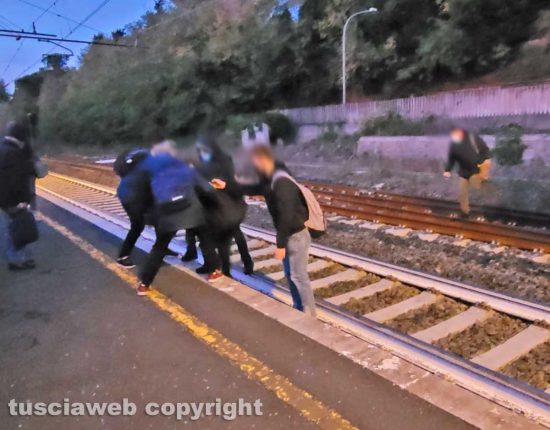 Passeggeri fermi alla stazione di Manziana