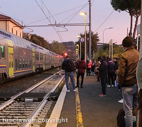 Passeggeri fermi alla stazione di Manziana