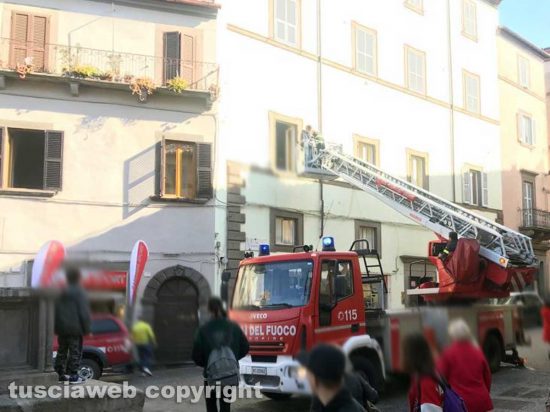 Viterbo - L'intervento dei vigili del fuoco a piazza Fontana Grande