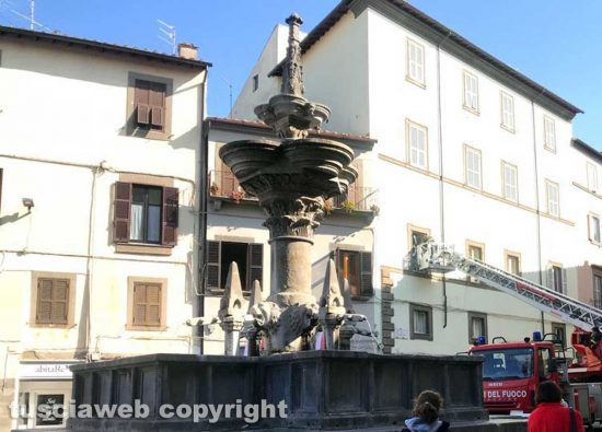 Viterbo - L'intervento dei vigili del fuoco a piazza Fontana Grande