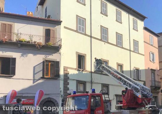 Viterbo - L'intervento dei vigili del fuoco a piazza Fontana Grande