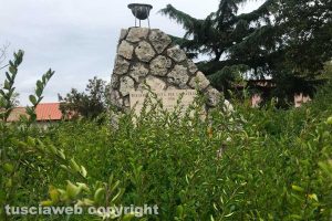 Viterbo - Incuria al monumento ai Caduti della frazione di Tobia