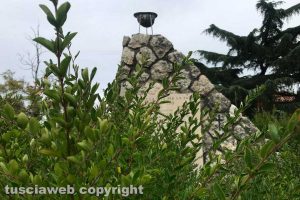 Viterbo - Incuria al monumento ai Caduti della frazione di Tobia