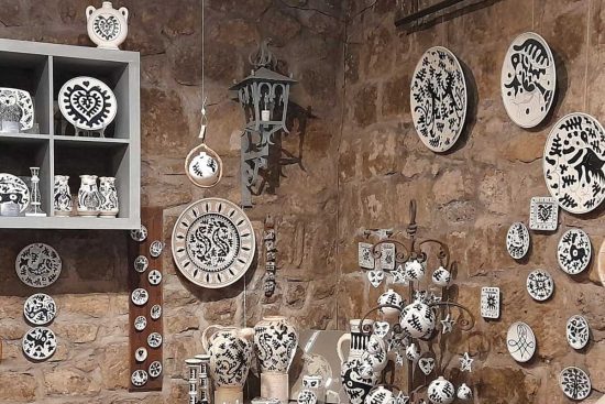 Uno dei laboratori della ceramica a San Pellegrino