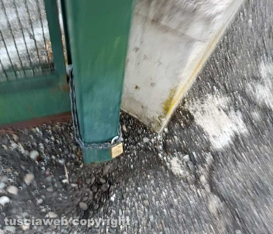 Viterbo - Raccolta ingombranti Riello - Il cancello chiuso da un lucchetto