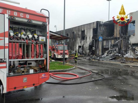 San Donato Milanese - Aereo precipita su un edificio