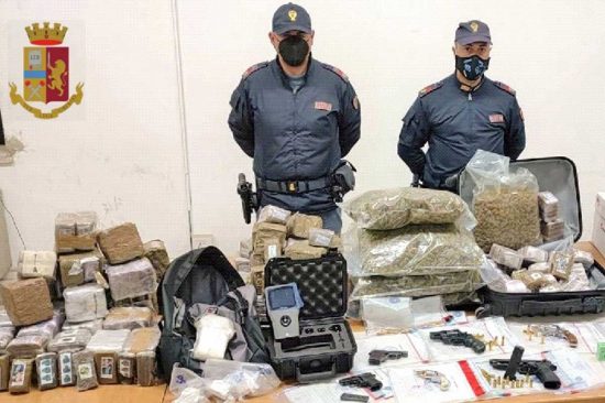 Napoli - Le armi e la droga sequestrate