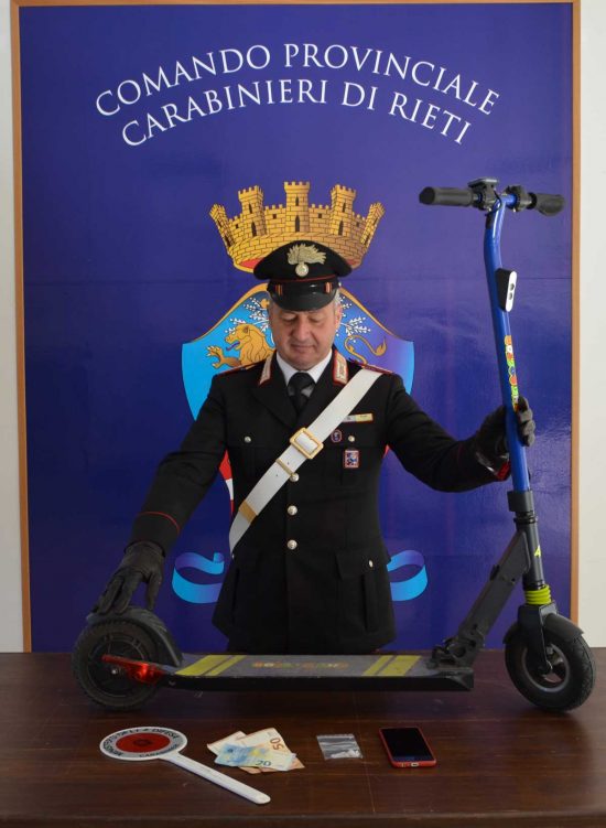 Il monopattino e la droga sequestrata dai carabinieri
