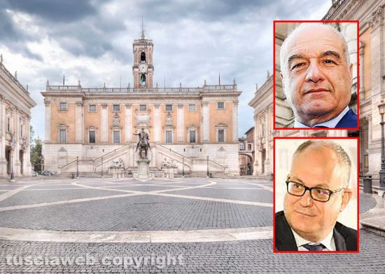 Roma - Il campidoglio - Nei riquadri: Enrico Michetti (in alto) e Roberto Gualtieri (in basso)