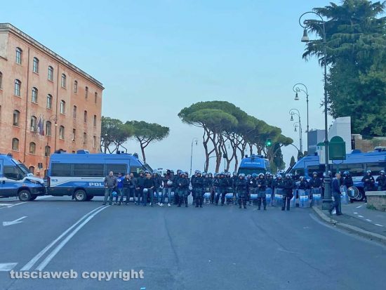 Roma - Polizia al corteo del G20