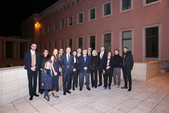 Foto di gruppo di ospiti, organizzatori e partner presso l’Ambasciata d’Italia