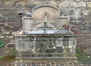 Viterbo - Il fontanile davanti al cimitero San Lazzaro