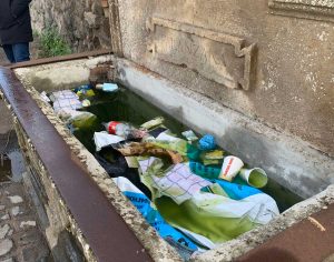 Viterbo - Il fontanile davanti al cimitero San Lazzaro pieno di rifiuti