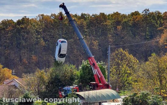 Caprarola - Auto fuori strada sulla provinciale 69