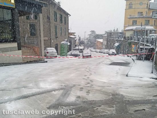 Neve a Montefiascone - Via Cassia vecchia chiusa al traffico
