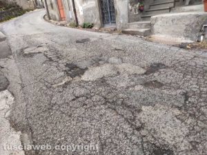 San Martino al Cimino - Buche in via del Colle