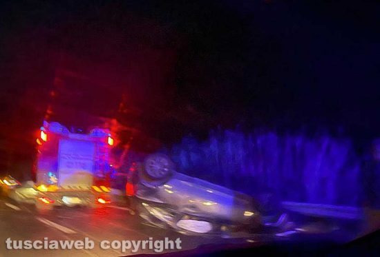 Auto si ribalta tra Viterbo e Vetralla