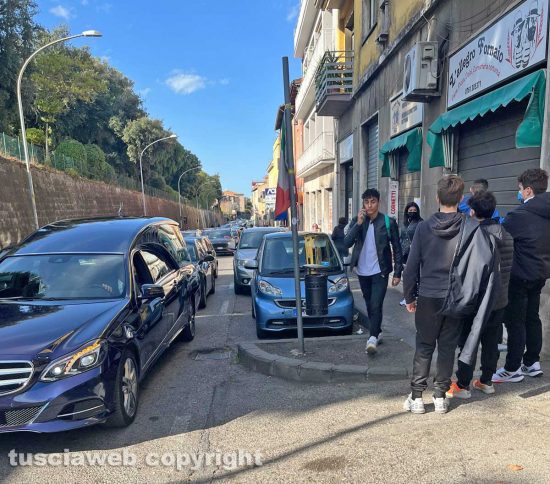 Viterbo - Il feretro di Silvano Remoli davanti all'Allegro fornaio