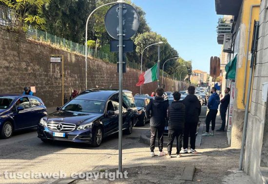 Viterbo - Il feretro di Silvano Remoli davanti all'Allegro fornaio