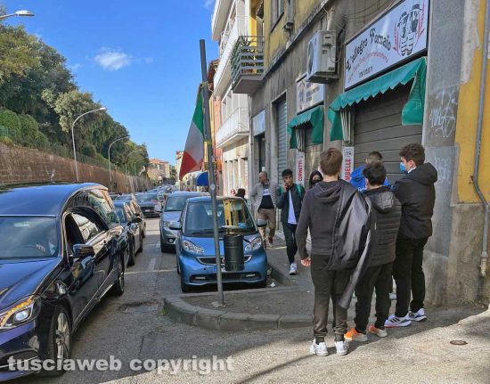 Viterbo - Il feretro di Silvano Remoli davanti all'Allegro fornaio