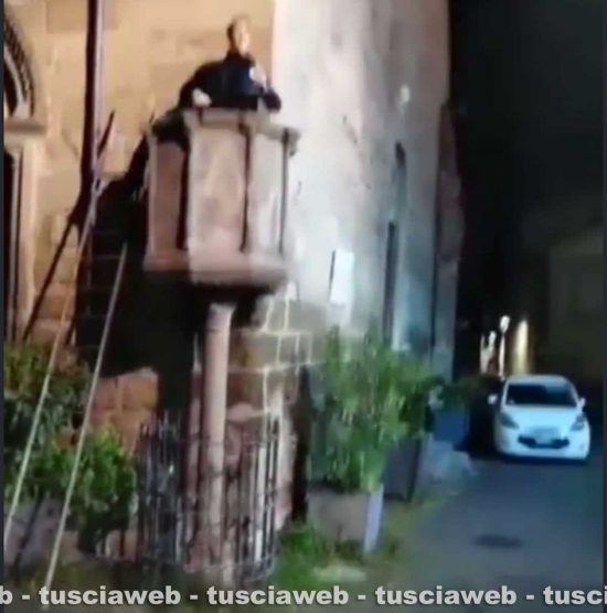 Viterbo - L'immagine del 'personaggio' che predica dal pulpito di San Tommaso