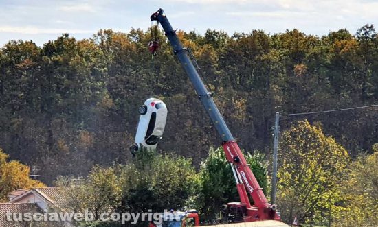 Caprarola - Auto fuori strada sulla provinciale 69