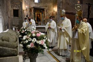 Viterbo - Il card. portoghese Josè Tolentino e il vescovo di Viterbo Lino Fumagalli  benedicono la tomba di Giovanni XXI 