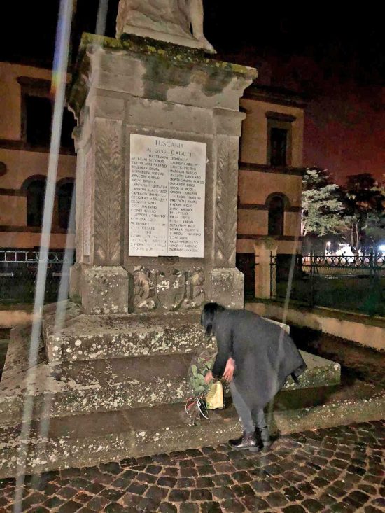 La deposizione al monumento dei caduti