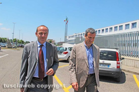 Inchiesta rifiuti - Ernesto Dello Vicario col suo avvocato all'uscita dal tribunale 