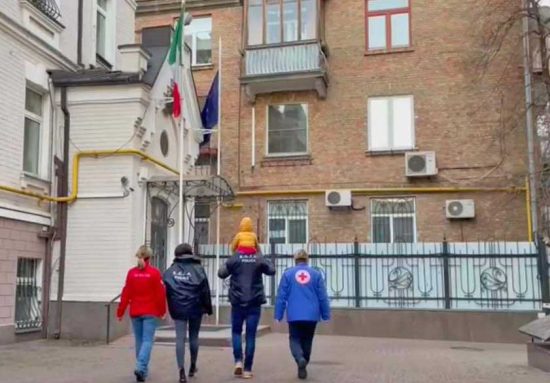 Roma - Bimba nata da maternità surrogata e abbandonata dai genitori in Ucraina, è arrivata in Italia