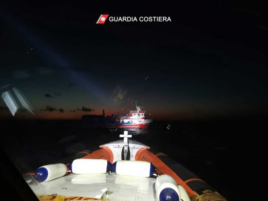 Roccella Jonica - Salvataggio migranti da parte della guardia costiera