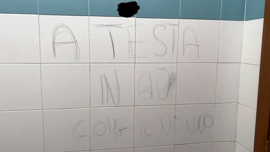 Vignanello - Le scritte apparse sui muri e sui banchi del Midossi