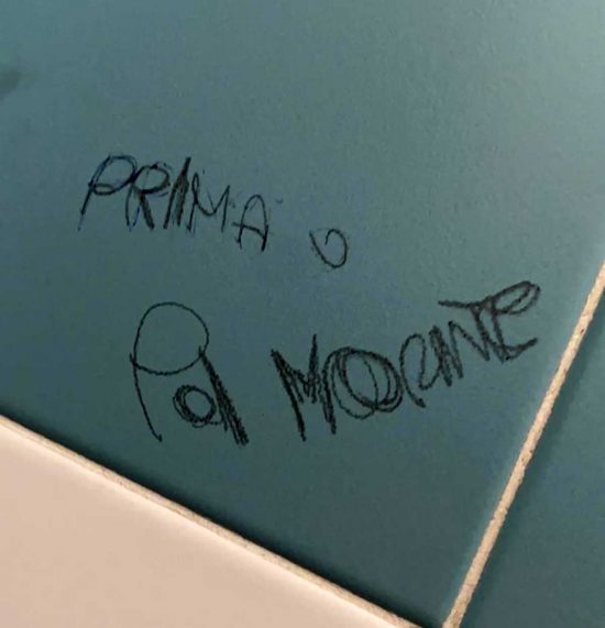 Vignanello - Le scritte apparse sui muri e sui banchi del Midossi