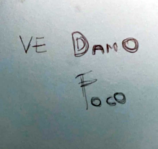 Vignanello - Le scritte apparse sui muri e sui banchi del Midossi