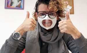 Federica Miralli mostra la mascherina trasparente