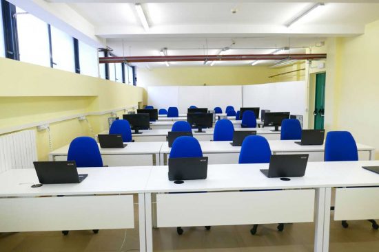 L'aula di informatica della scuola alberghiera