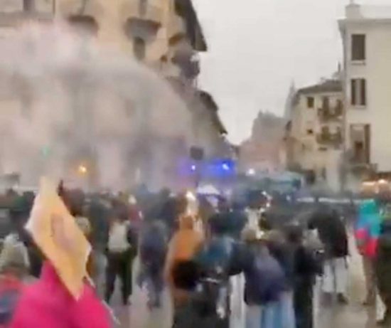 Padova - Scontri in piazza tra polizia e manifestanti