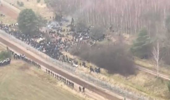 Centinaia di migranti al confine tra Polonia e Bielorussia, schierati 12mila soldati