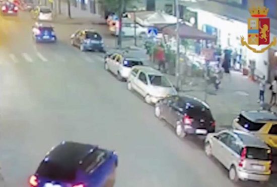 Napoli - La rissa tra gruppi rivali 