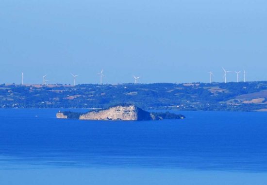 Lago di Bolsena e sullo sfondo, la centrale eolica di Piansano 