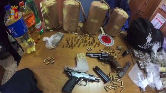 Napoli - Polizia - 26 arresti da parte delle squadra mobile