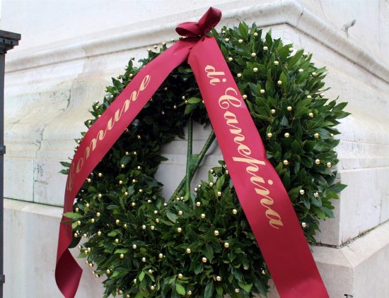Roma - La corona di alloro dell'amministrazione di Canepina deposta all'Altare della Pace