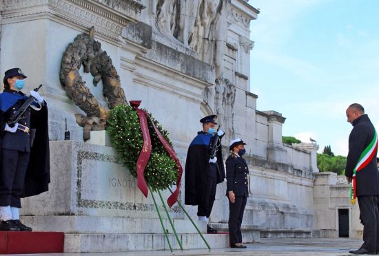 Roma - Il sindaco di Canepina, Aldo Moneta, e una delegazione dell'amministrazione all'Altare della Pace
