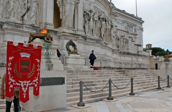 Roma - Il sindaco di Canepina, Aldo Moneta, e una delegazione dell'amministrazione all'Altare della Pace