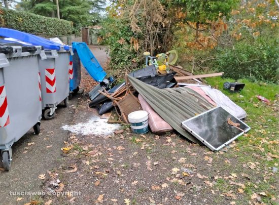 Viterbo - Televisori e rifiuti abbandonati a Monte Pizzo