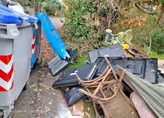 Viterbo - Televisori e rifiuti abbandonati a Monte Pizzo