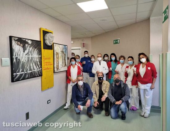 Viterbo - Il gruppo d'arte Incontriamo il nostro tempo dona tre opere al reparto malattie infettive di Belcolle