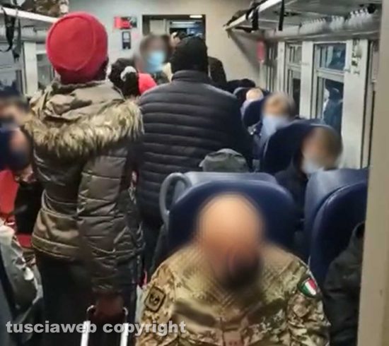 Orte - Viaggiatori in piedi sul treno per Roma