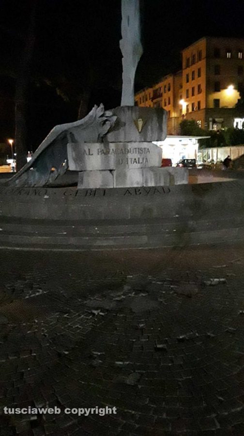 Viterbo - Il monumento ai paracadutisti al buio
