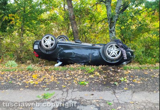 Acquapendente - Auto si cappotta sulla Onanese